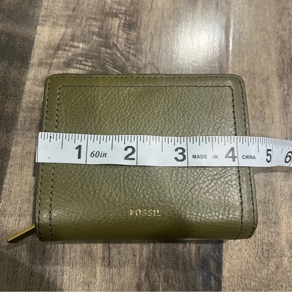 Fossil  Women's Logan Small RFID Bifold leather Olive Green wallet - Picture 6 of 8